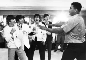 Die Beatles (von links: Ringo Starr, John Lennon, George Harrison und Paul McCartney) scherzen mit Boxer Cassius Clay (später Muhammad Ali) an seinem Trainingslager in Miami Beach, Florida am 18. Februar 1964, eine Woche vor seiner schweren Gewichtsmeisterschaftskampf gegen Sonny Liston