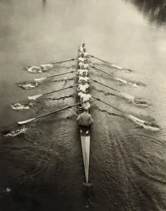 Rudersmannschaft, um 1913 Die Kamerun Rowerte am Fluss. Fotografie, um 1913