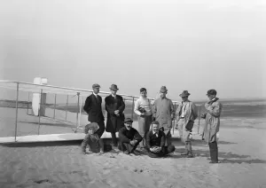 Kitty Hawk Aviation History Drucke: Group portrait in front of the Wright glider at Kill Devil Hill