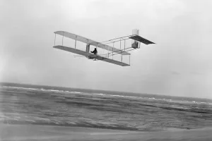 Kitty Hawk Aviation History Drucke: Rear view of Wright glider in flight at Kitty Hawk, North Carolina, 1911