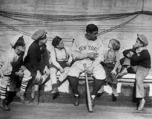 George H.Ruth (1895-1948), bekannt als Babe Ruth, amerikanischer Baseballspieler; mit Kindern spricht er während eines Spiels für die New Yorker Yankees im Jahr 1924
