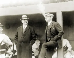 Johnson und Ruth, 1922. Amerikanischer Baseball-Manager Ban Johnson (links), der Zigarren raucht bei einem Baseball-Spiel in Washington, D.C., mit dem Star des New Yorker Yankees Babe Ruth am 12. April 1922