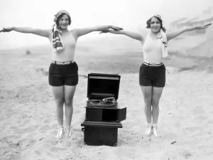 Strand Drucke: Phonograf, 1929. Joanne Krebs und Doris Sebastian wurden 1929 mit einem tragbaren Phonografen fotografiert in Santa