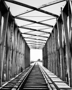 Drucke von BAUWERK FÜR DIE BAHNEN VERBINDET SICH MIT DER ROTER FLUSSE: RED RIVER.Durch Westen blickt man auf das Original des Northern Pacific Railroad Brückens über den Red River zwischen Moorhead Nord Dakota Drucke: Bahnbrücke über den Roten Fluss : ROTER FLUSS