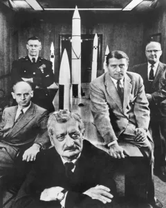 Drucke von HERMANN OBERTH (1894-1989).Deutscher Physiker und Raumfahrtingenieur. Oberth mit Offizieren der Army Ballistischen Raketenabteilung in Huntsville, Alabama 1956. Von links nach rechts: Dr Alabama Drucke: Deutscher Physiker und Raketenwissenschaftler mit Offizieren der Army Ballistik Missiles Agency in Huntsville