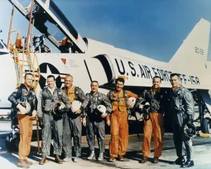 Kalter Krieg Drucke: Die ursprünglichen sieben Astronauten des Mercury Programms saßen von links nach rechts: Scott Carpenter