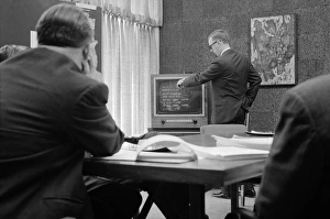 Vintage Computer Technology Drucke: COMPUTER, 1964. Man demonstrating a video typewriter computer