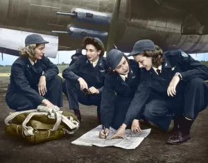 Zweiter Weltkrieg: WEIBLICHE FLUGPIONIERINNEN, 1941. Vier weibliche Pilotinnen betrachten einen Planum. Fotografie, 1941