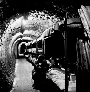 Tunnel Drucke: BOMBSCHUTZWELLE IN DER U-BAHN UNTER LONDON DURCH DEN KRIEGSJÄHREN 1939-1945