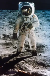 Apollo 11: Buzz Aldrin. Der Astronaut Edwin Buzz Aldrin steht auf der Mond Oberfläche. Im Visier des Neil Armstrong und die Eagle spiegelt sich wider, am 20 Juli 1969