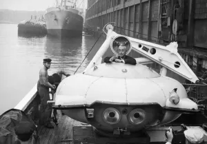 Jacques Cousteau (1910-1997). Französischer Ozeanograf. Während er sich auf das Tauchfahrzeug "Diving Saucer" einstieg, das an Bord der Calypso im New Yorker Hafen in August 1959 festgemacht war