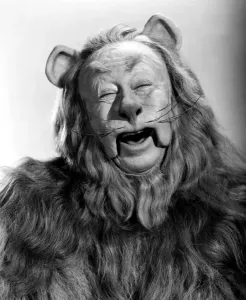 Drucke von Der Zauberer von Oz, 1939. Bert Lahr als der Schwache Lowe im MGM-Produktionsfilm aus dem Jahr 1939 Film und Filmplakate: Der Zauberer von Oz, 1939. Burt Lancaster als der Huhnerhäher im MGM-Produkt des Jahres 1939 von 'The Wizard of Oz