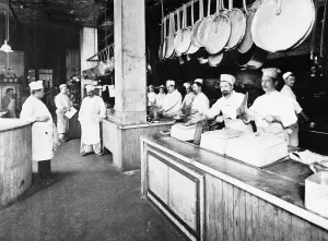 Drucke von Delmonicos-Restaurant.Das Küchenzimmer des Delmnicos Restaurants in New Yorker Stadt. Fotografiert von Joseph Byron im Jahr 1902 Küche Drucke: Die Küche von Delmonicos-Restaurant in New Yorker Stadt