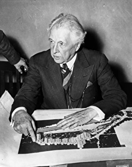 20th Century Architecture Drucke: FRANK LLOYD WRIGHT (1869-1959). American architect. Photograph, c1940