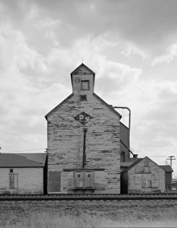 Rural America Photographs Drucke: GRAIN ELEVATORS, 1990. A grain elevator in Chokio, Minnesota. Photograph, 1990