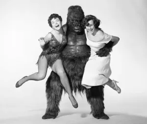 Drucke von Gorilla auf freier Strecke, 1954.Annie Bancroft (links) im Film Gorilla auf freier Strecke Horrorfilm-Poster: Gorilla auf freier Strecke, 1954