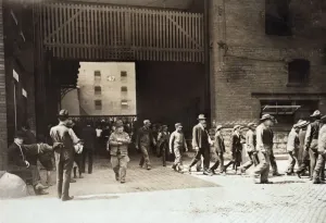 Sepia Tone Photographs Drucke: HINE: MEAT PACKING, c1908. Workers, some of them young boys, leaving the Indianapolis