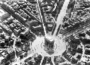 Champs Elysees View Drucke: LES CHAMPS-├ëLYS├ëES, c1925. View of Les Champs-├ëlys