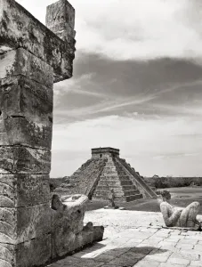 Mexiko: Chichén Itzá, Blick aus einer Schlangensäule vor einem Chak-Mool-Statue zum Castillo-Pyramiden bei den Maya-Ruinen von Chichén Itzá auf der Yucatanhalbinsel. Mexiko. Fotografie, c1970er