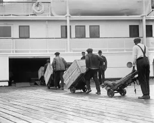 Vintage Shipping Images Drucke: LOADING FREIGHT, c1924. Dockworkers loading cargo onto a steamship. Photograph, c1924