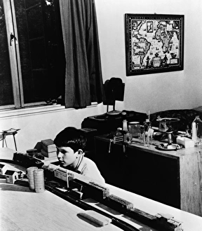 Vintage Bedroom Decor Drucke: MODEL TRAIN, c1944. A boy plays with a model train set in his bedroom, Greenbelt, Maryland