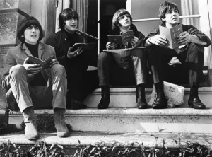 Die Beatles, 1965. Von links nach rechts: George Harrison, John Lennon und Paul McCartney sowie Ringo Starr im Jahr 1965. Fotografie aus dem Jahr 1965