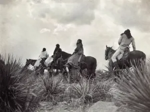 Vintage Indian Images Drucke: APACHE ON HORSEBACK, c1906. Before the storm