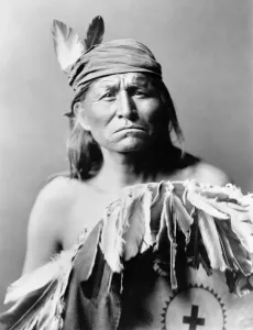Vintage Native American Art Drucke: APACHE MAN, c1903. Portrait of an Apache man. Photograph by Edward Curtis, c1903