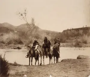Gerahmter Druck : Apache Männer, ca 1903 an der Ford. Gruppe von Apachen mit Pferd am Fluss Gerahmter Druck : Apache Männer, ca 1903 an der Ford. Gruppe von Apachen mit Pferd am Fluss