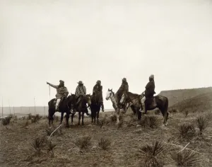 Edward S Curtis Photographs Drucke: APACHE MEN, c1903. The Lost Trail