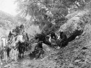 Edward S Curtis Images Drucke: APACHE MEN, c1906. Storytelling. An Apache man marks the ground with a stick