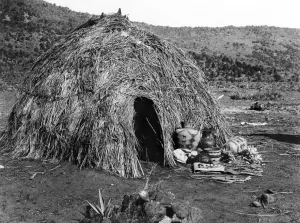 Edward Curtis Photographs Drucke: APACHE WICKIUP, c1903. An Apache wickiup dwelling. Photograph by Edward Curtis, c1903