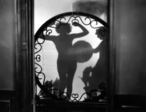 BLOßER SCHATTEN, 1920er Jahre. Der Schatten der Schauspielerin Clara Bow im Badeanzug fotografiert Ende der 1920er Jahre