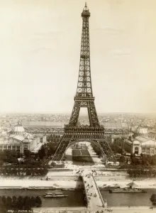 Paris: Eiffelturm, 1900. Der Eiffelturm wurde im Zeitraum der internationalen Ausstellung von 1900 fotografiert