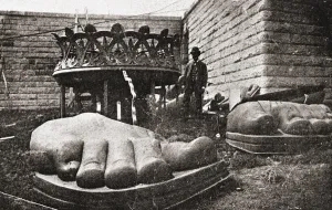 STAAT DER FREIHEIT: FÜße. Zehen und Basis der Laterne der Götterdame vor dem Versammlungsplatz auf Bedloes Insel (später Liberty-Insel), 1865