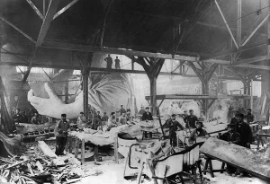 Statue der Freiheit (c1882). Arbeiter im Bau des Denkmals für die Freiheit im Atelier von Bartholdis in Pariser Werkstatt. Dies war das erste Modell hier gezeigt mit linkem Hand und einem Viertelkopf. Fotografie, c1882