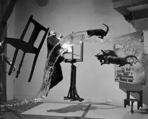 Drucke von Salvador Dali (1904-1989). Spanischer Maler. Mit Objekten fotografiert wurde er einschließlich Katzen und Wasser gefangen im surrealen Bewegungstempo. Fotografiert von Philippe Halsman, ca 1948 Kunstwerke Des Surrealismus Drucke: Salvador Dali (1904-1989). Spanischer Maler