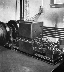 Technologie Drucke: Otis-Elevator, 1889. Motor der ersten elektrischen Aufzugsmaschine von der Otis-Elektro-Aufzugs-Gesellschaft