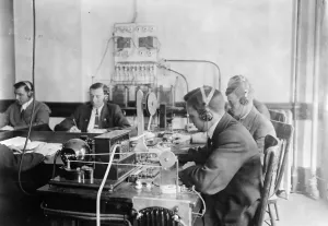 Early Wireless Technology Drucke: TELEGRAPH OPERATORS, c1912. Students practicing at the Marconi Wireless Telegraph