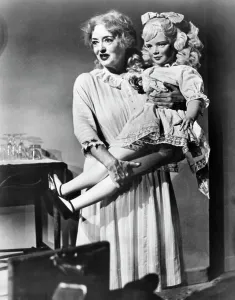 Drucke von Betty Davis (1908-1989). Bette Davis als Baby Jane Hudson im Film 'Whatever Happened to Baby Jane', 1962 Film und Filmplakate: Betty Davis als Baby Jane Hudson im Film 'Whatever Happened to Baby Jane', 1962