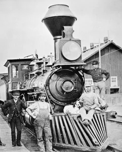 Dampflok ( Lokomotive), 1883. Der Conductor, Besatzung und Hundesport des Zuges der Central Pacific Railroad bei einer Stationenhaltest an Mill City, Nevada. Fotografiert im Jahr 1883