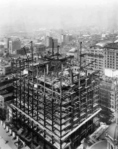 Drucke von WOOLWORTHBILDUNG, 1912. Das Woolworth-Bildung unter dem Bau in New Yorker Stadt. Fotografie von Irving Underhill vom 2 Februar 1912 U Drucke: FELDHAUS WOOLWORTH, 1912. Das Felsengebäude unter Verbindung in New York