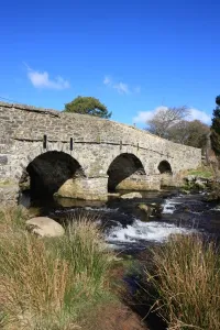 Drucke von Der neue Brücke über den Ost-Dart-River auf dem Moor von Dartmoor am Postbrückenfuss Postbrücke Drucke: Brückenpost in Devon