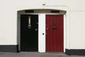 Cornwall Drucke: Schwarze und rote Türen
