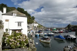 Drucke von Das Fischerdorf von Polperro am Südküsten von Kornwall bei hohem Wasserstand auf einem Nachmittag im späten Sommer Polperro Drucke: Polperro, Kornwall