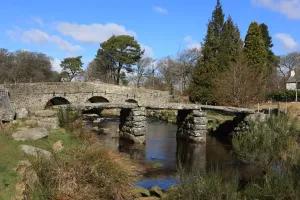 Drucke von Die zwei Brücken über den Ost-Dart-Fluss auf dem Dartmoor bei Postbrücke Postbrücke Drucke: Postbrücke Devon