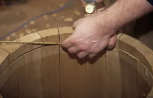 Drucke von Alastair Simms ist einer der letzten Cooper, die bei Wadworth Brewery in Devizes im Wilten Schloss arbeiten Kunsthandwerk Drucke: Coopering