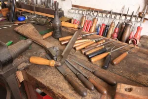 Drucke von Waffenschmied Graham Ball arbeitet bei John Fosters Carlton in der Nähe von Stockton on Tee Kunsthandwerk Drucke: Gunsmith