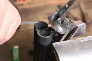Drucke von Günter Schmiede Graham Ball arbeitet in der Werkstatt von John Foster's Carlton nahe Stockton an der Tees Kunsthandwerk Drucke: Gunsmith