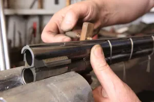 Drucke von Schlosser Graham Ball arbeitet bei John Foster's Carlton in der Nähe von Stockton an der Tees Kunsthandwerk Drucke: Gunsmith